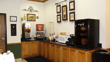 朝食 (ビュッフェ)、毎日提供 (無料)