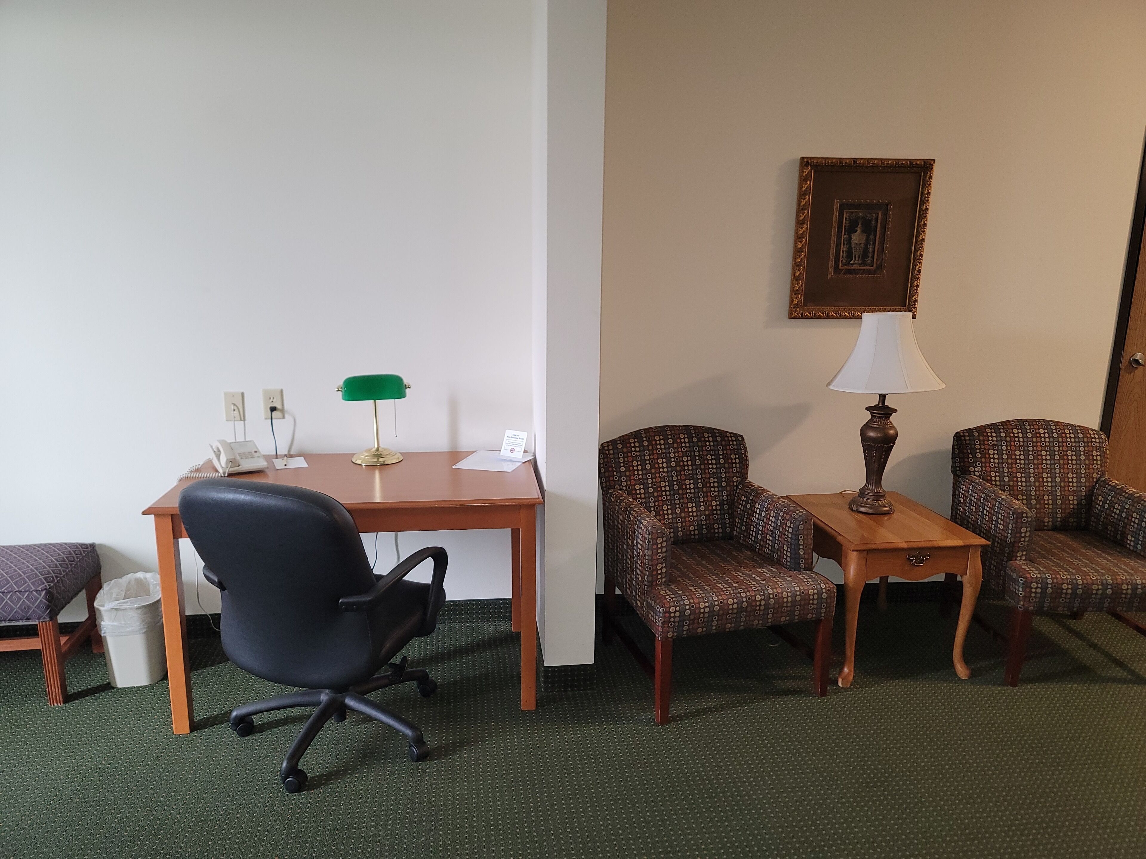 suite | living area | flat-screen tv