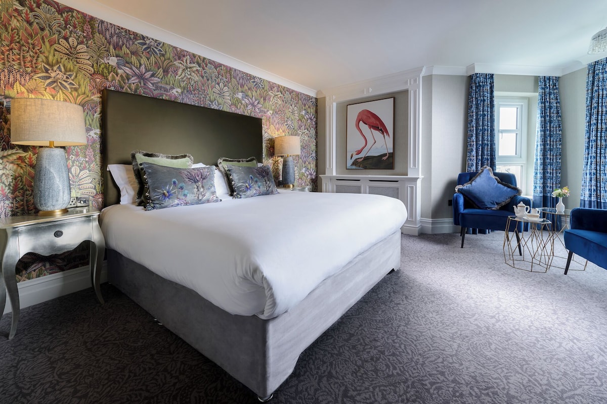 Premium bedding, in-room safe, desk, laptop workspace