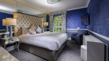 Premium bedding, in-room safe, desk, laptop workspace