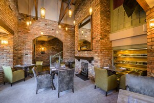 2 restaurantes, é servido café da manhã