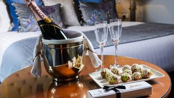 Premium bedding, in-room safe, desk, laptop workspace