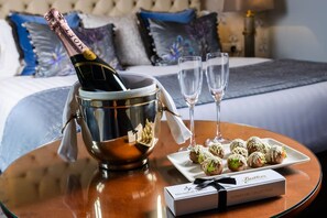 Hochwertige Bettwaren, Zimmersafe, Schreibtisch