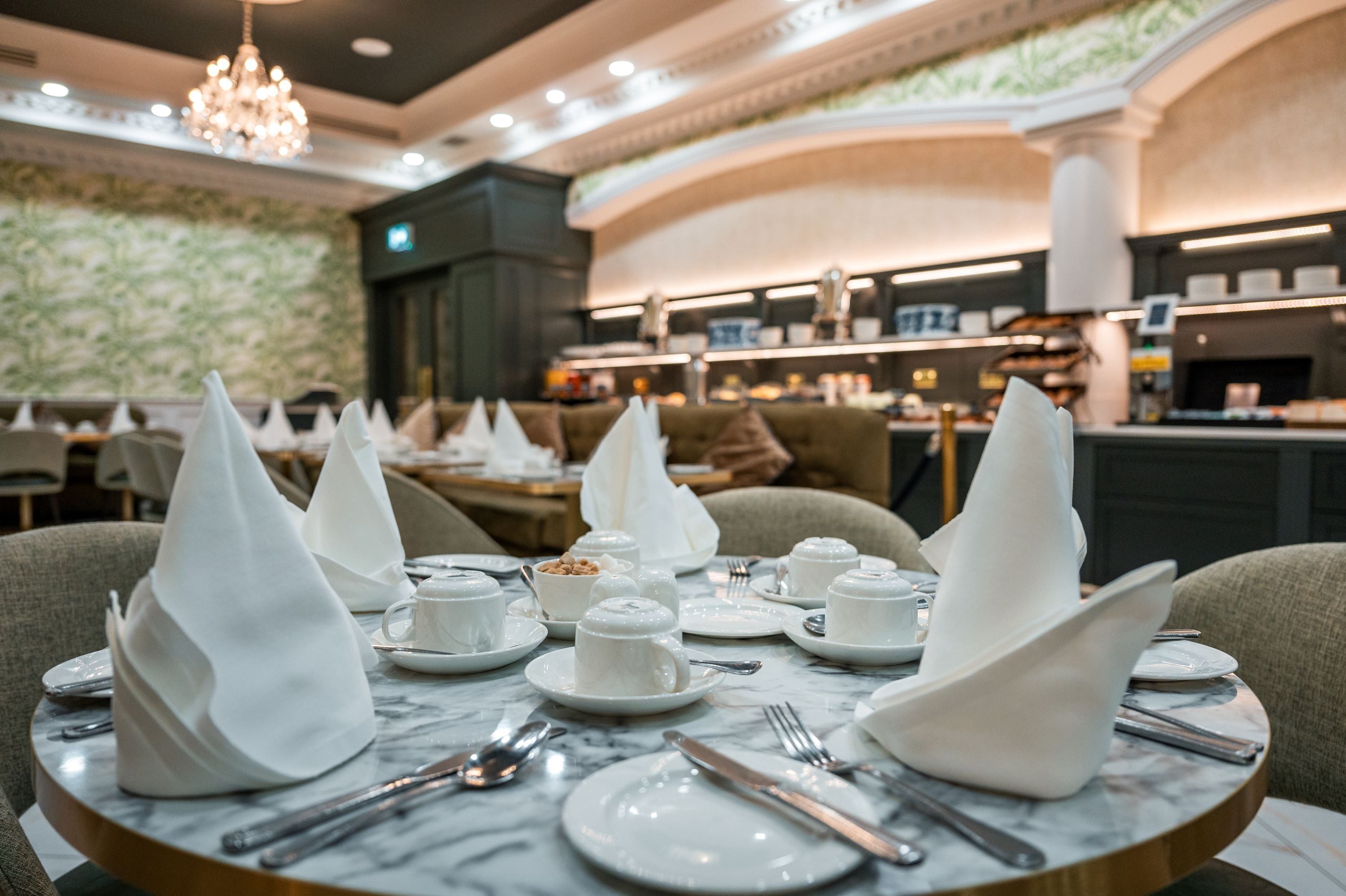 2 restaurants, breakfast served