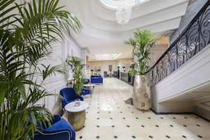 2 restaurants, breakfast served