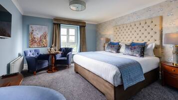 Deluxe King | Premium bedding, in-room safe, desk, laptop workspace