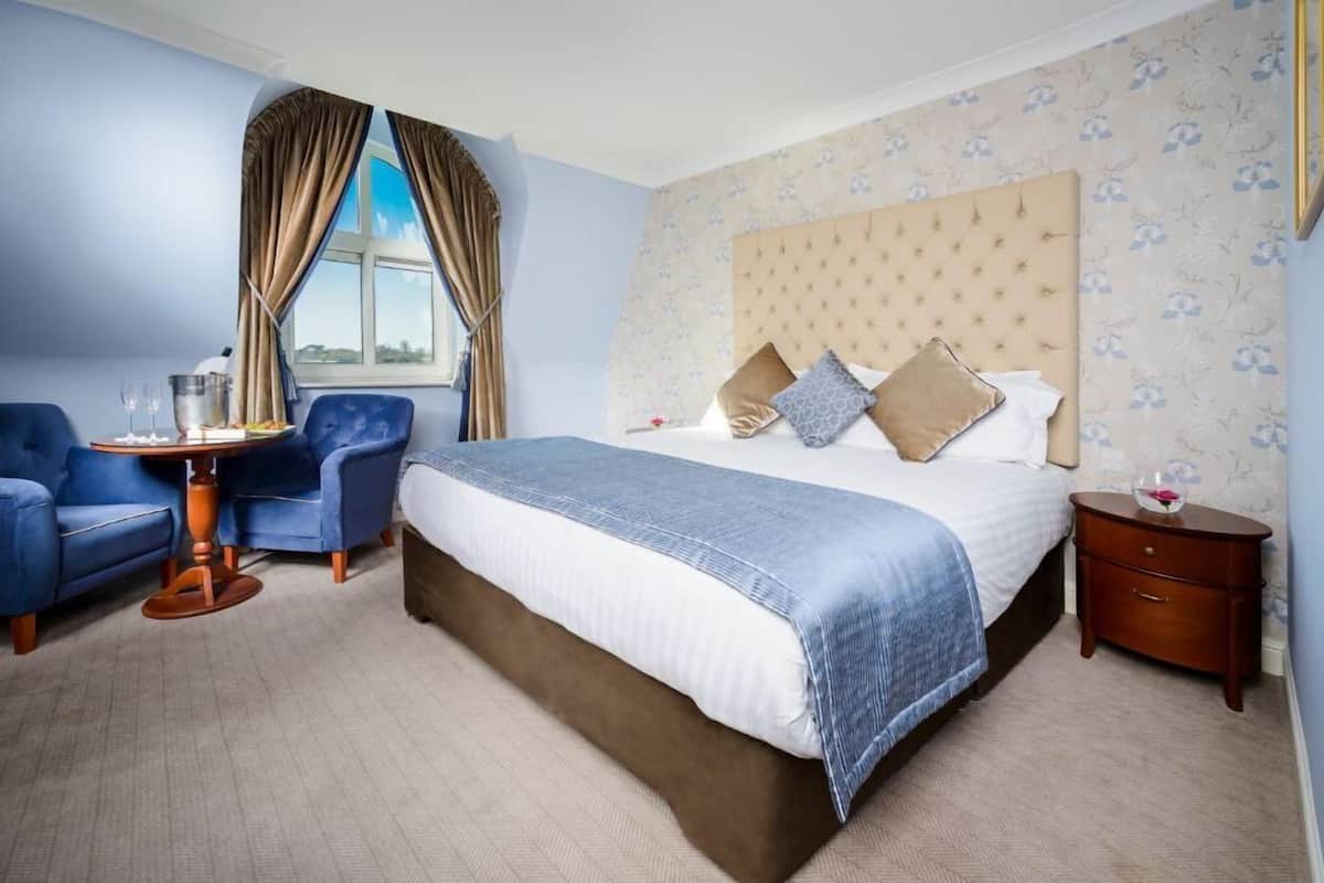 Premium bedding, in-room safe, desk, laptop workspace