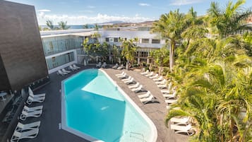 Innenpool, 2 Außenpools, Sonnenschirme, Liegestühle