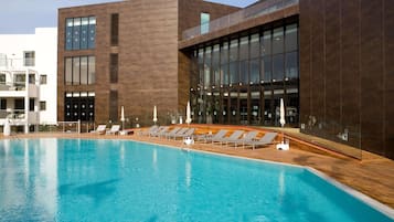 Piscina interna, 2 piscinas externas, guarda-sóis, espreguiçadeiras
