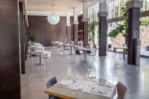 Breakfast, lunch and dinner served - R2 Bahía Playa Design Hotel & Spa Wellness - Adults Only (Tuineje)