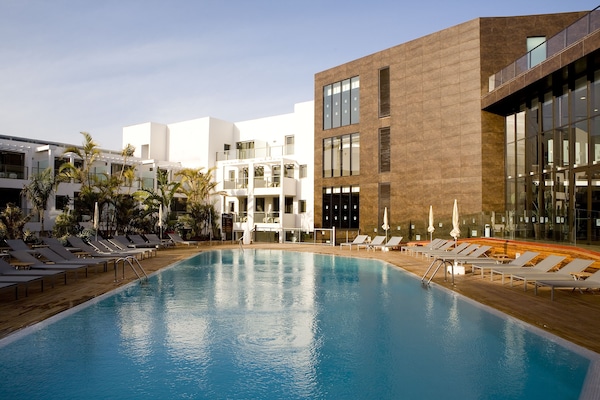 Innenpool, 2 Außenpools, Sonnenschirme, Liegestühle