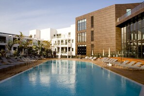 Indoor pool, 2 outdoor pools, pool umbrellas, sun loungers - R2 Bahía Playa Design Hotel & Spa Wellness - Adults Only (Tuineje)