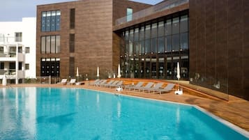 Piscine couverte, 2 piscines extérieures, parasols de plage