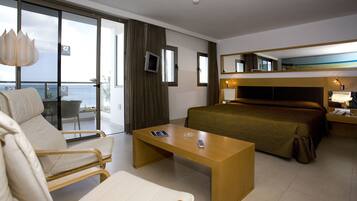 Caja de seguridad en la habitación y escritorio