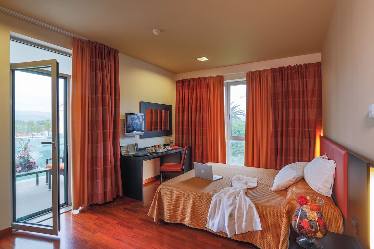 Superior Double Room, Hot Tub | Frette Italian sheets, premium bedding, memory foam beds, minibar