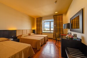 Quarto triplo standard | Lençóis italianos Frette, roupas de cama premium