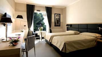 Standard-Doppelzimmer | Daunenbettdecken, Minibar, Zimmersafe, Schreibtisch
