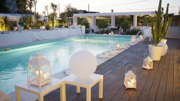 Piscine extérieure, chaises longues