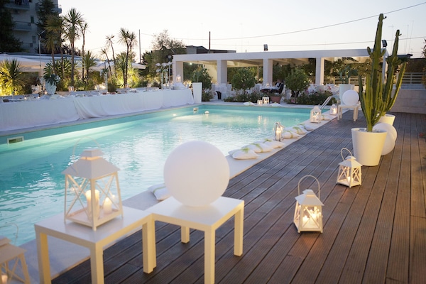 Hồ bơi ngoài trời, ghế dài tắm nắng