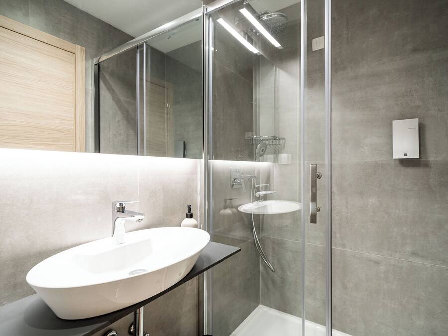 Shower, pengering rambut, handuk, dan sabun