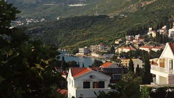 Apartment, 2 Bedrooms, Balcony, Sea View | Una cassaforte in camera, una scrivania, tende oscuranti