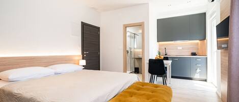 Studio with Balcony | 1 makuuhuone, tallelokero huoneessa, työpöytä, pimennysverhot