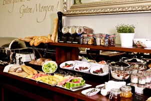 Ein reichhaltiges Buffet mit verschiedenen Speisen und Beilagen.