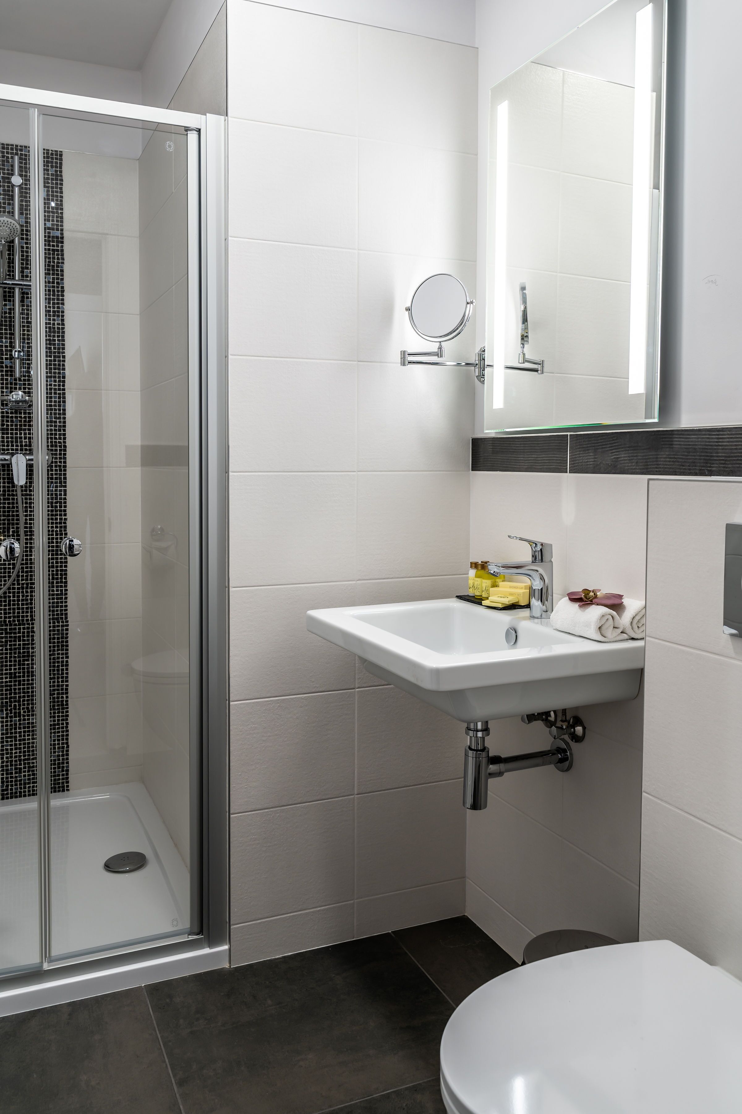 hypo-allergenic bedding, minibar, in-room safe, desk