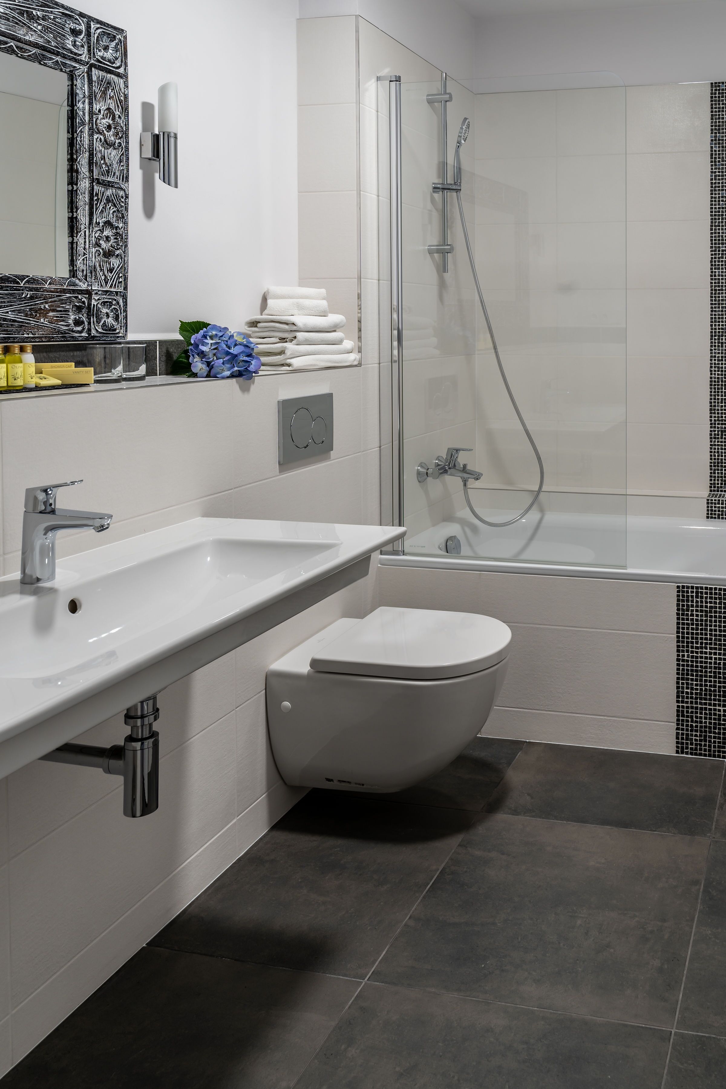 standard triple room | hypo-allergenic bedding, minibar, in-room safe, desk