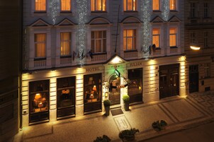 Ein Hotel mit einer klassischen Fassade, einem markanten Eingang und einer gut beleuchteten Außenansicht.