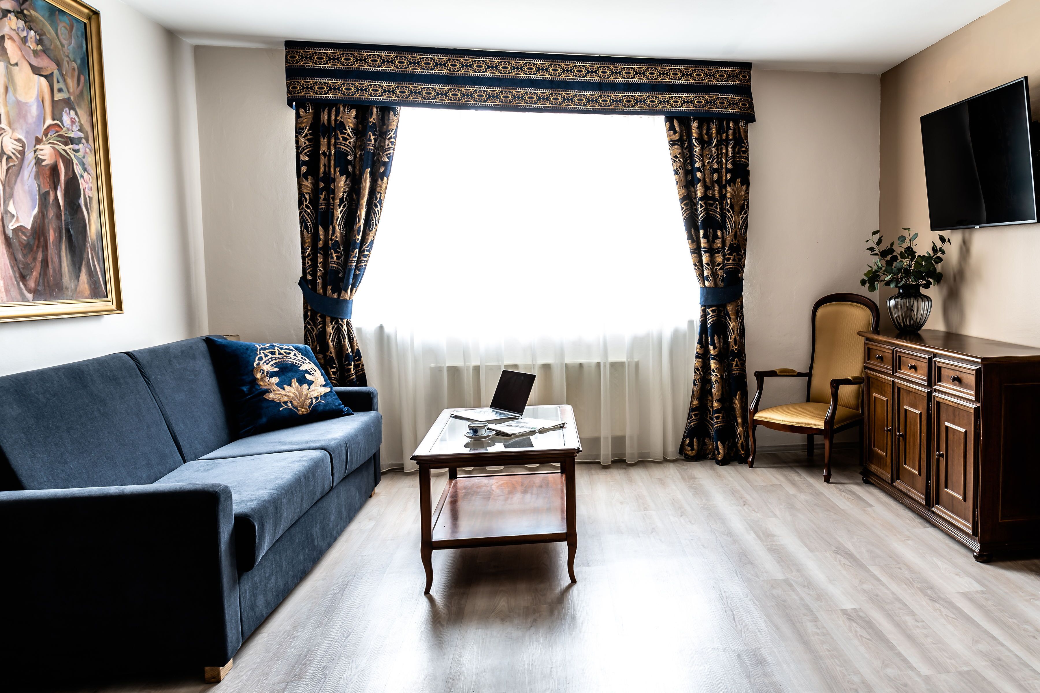 hypo-allergenic bedding, minibar, in-room safe, desk