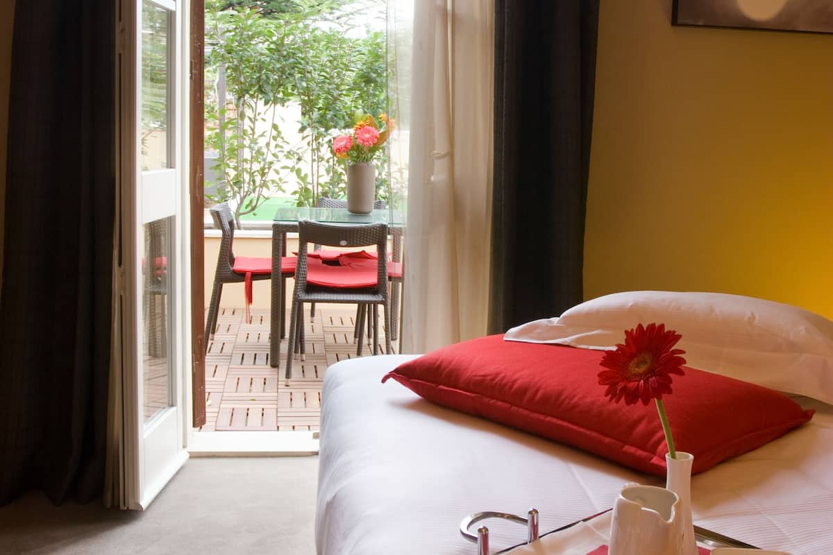 deluxe double room | hypo-allergenic bedding, free minibar, in-room safe, desk