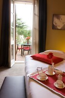 Habitación Deluxe doble | Ropa de cama hipoalergénica y minibar con artículos gratuitos