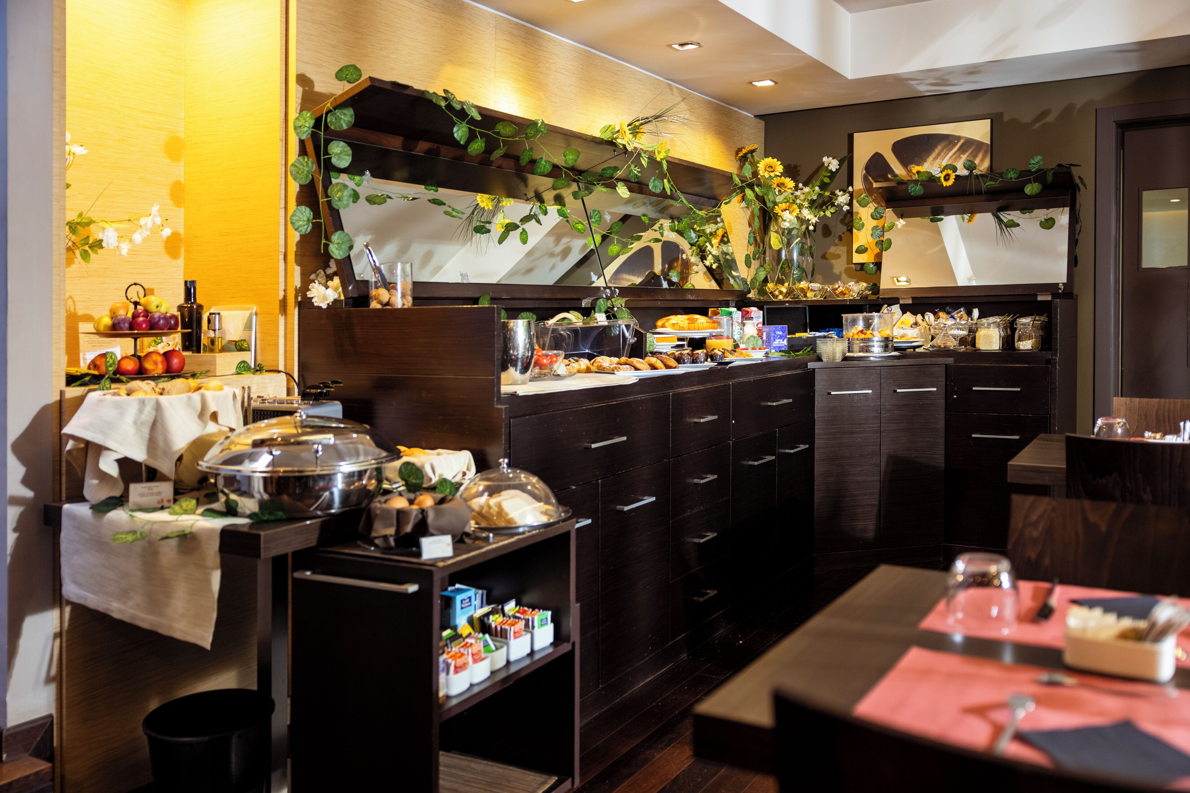 Desayuno buffet diario (EUR 7 por persona)
