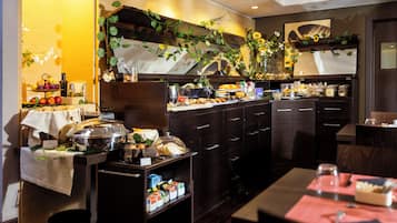 Desayuno buffet diario (EUR 7 por persona)