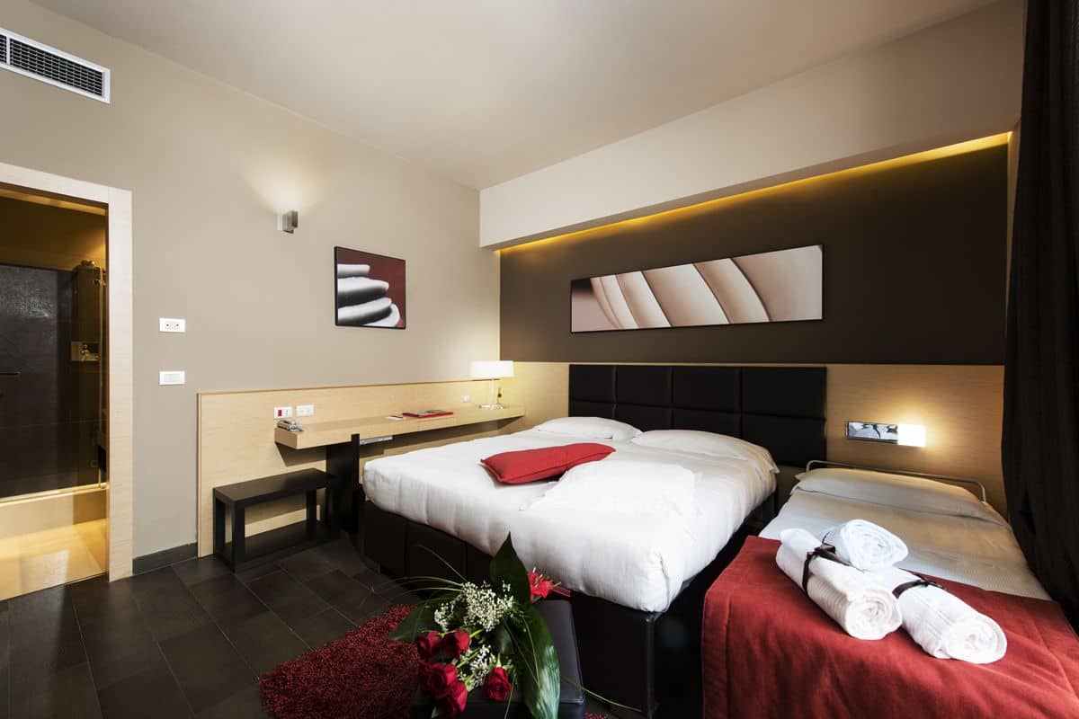 Deluxe-Dreibettzimmer | Allergikerbettwaren, kostenlose Minibar, Zimmersafe, Schreibtisch