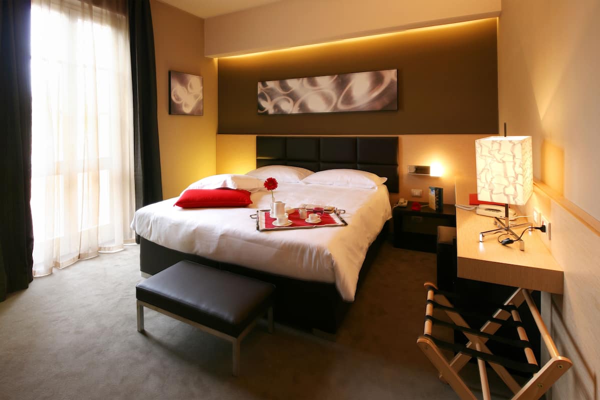 Deluxe-Doppelzimmer | Allergikerbettwaren, kostenlose Minibar, Zimmersafe, Schreibtisch