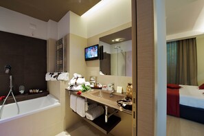 Suite | Bathroom | Free toiletries, hair dryer, towels - UNAHOTELS Villa dei Platani Foligno (Foligno)