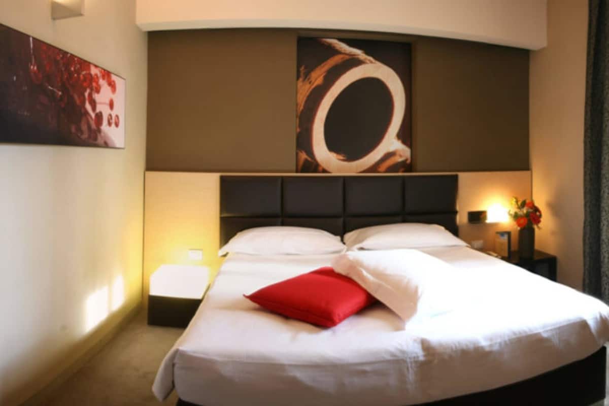 hypo-allergenic bedding, free minibar, in-room safe, desk