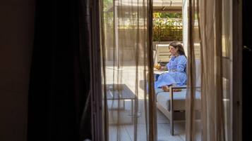 Una habitación con una cama, una mesa y una silla.