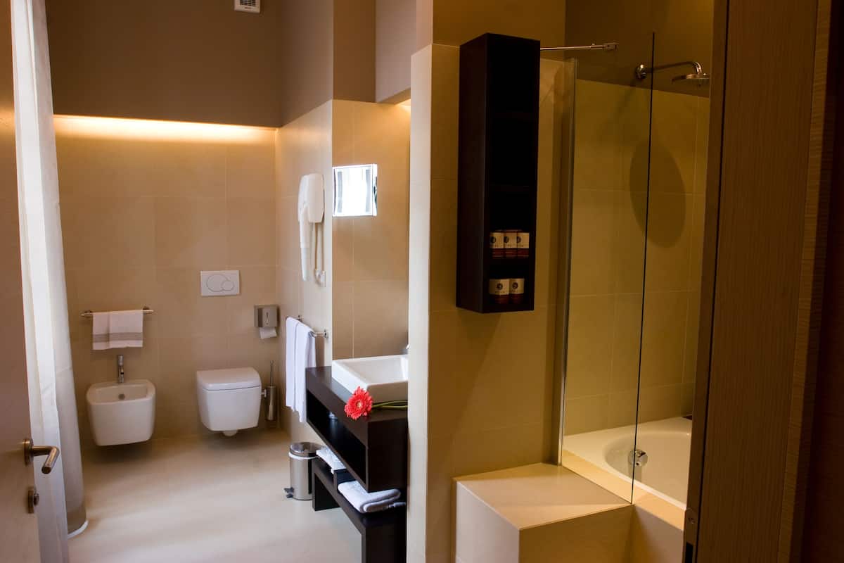 deluxe double room | bathroom | free toiletries, hair dryer, towels