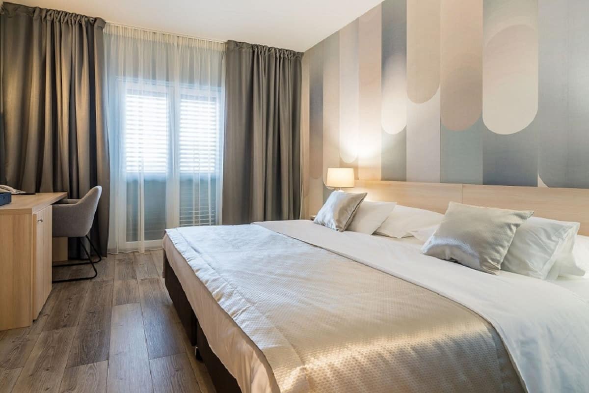 Klassieke tweepersoonskamer, balkon | Hypoallergeen beddengoed, een kluis op de kamer, een bureau