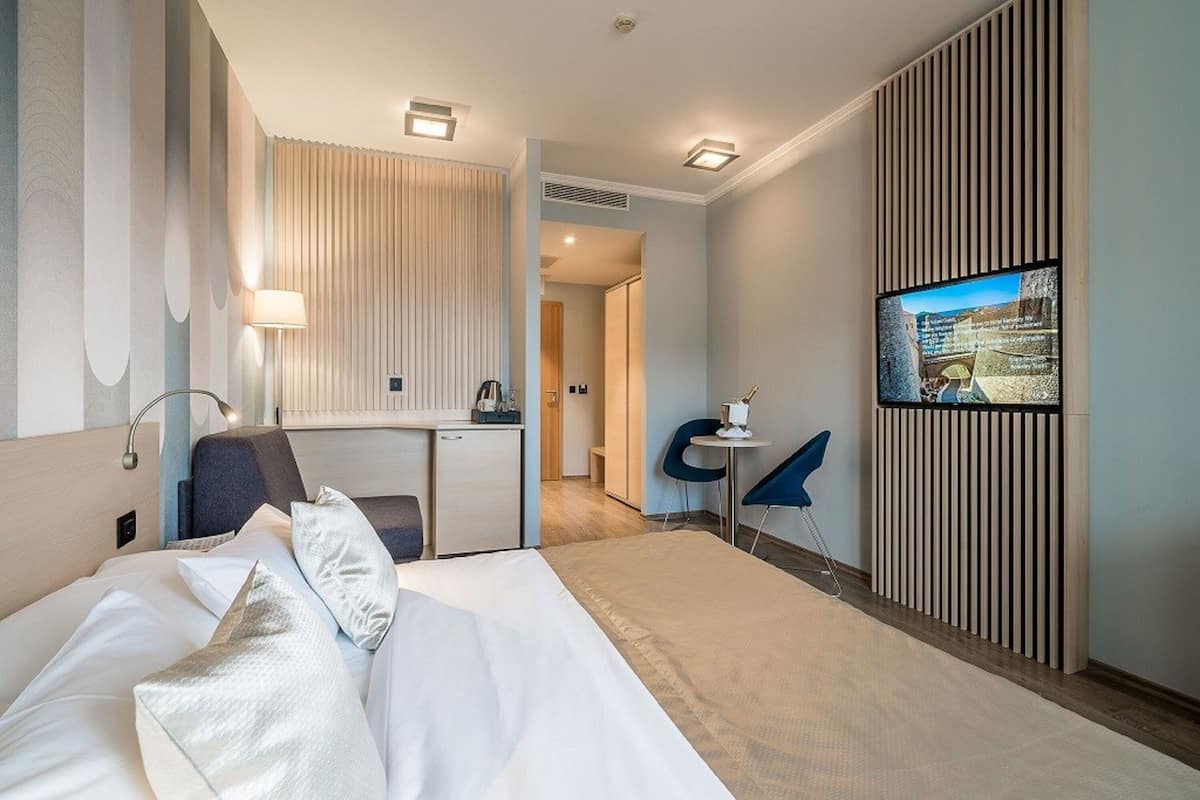 hypo-allergenic bedding, in-room safe, desk, laptop workspace