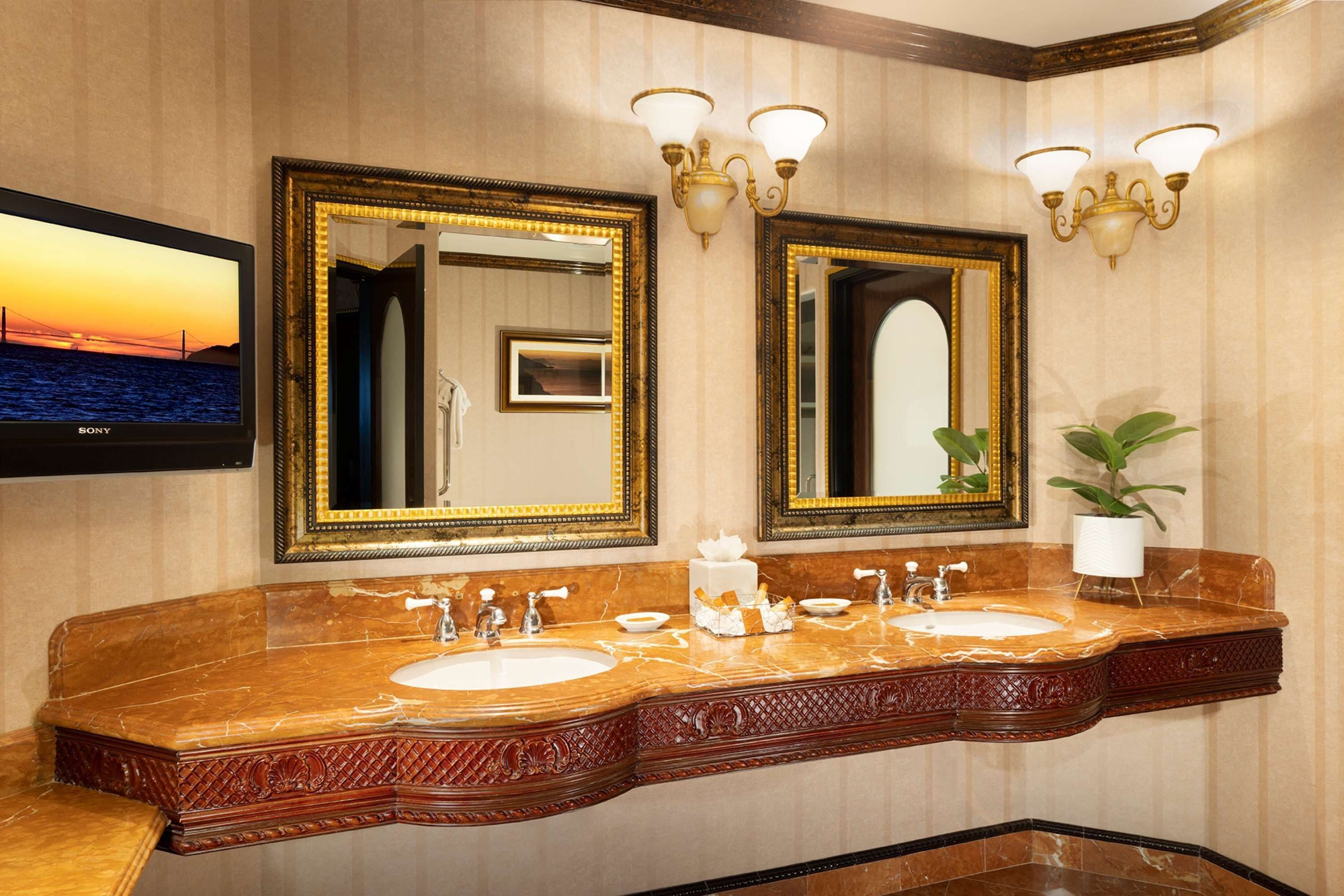 premium bedding, in-room safe, desk, laptop workspace