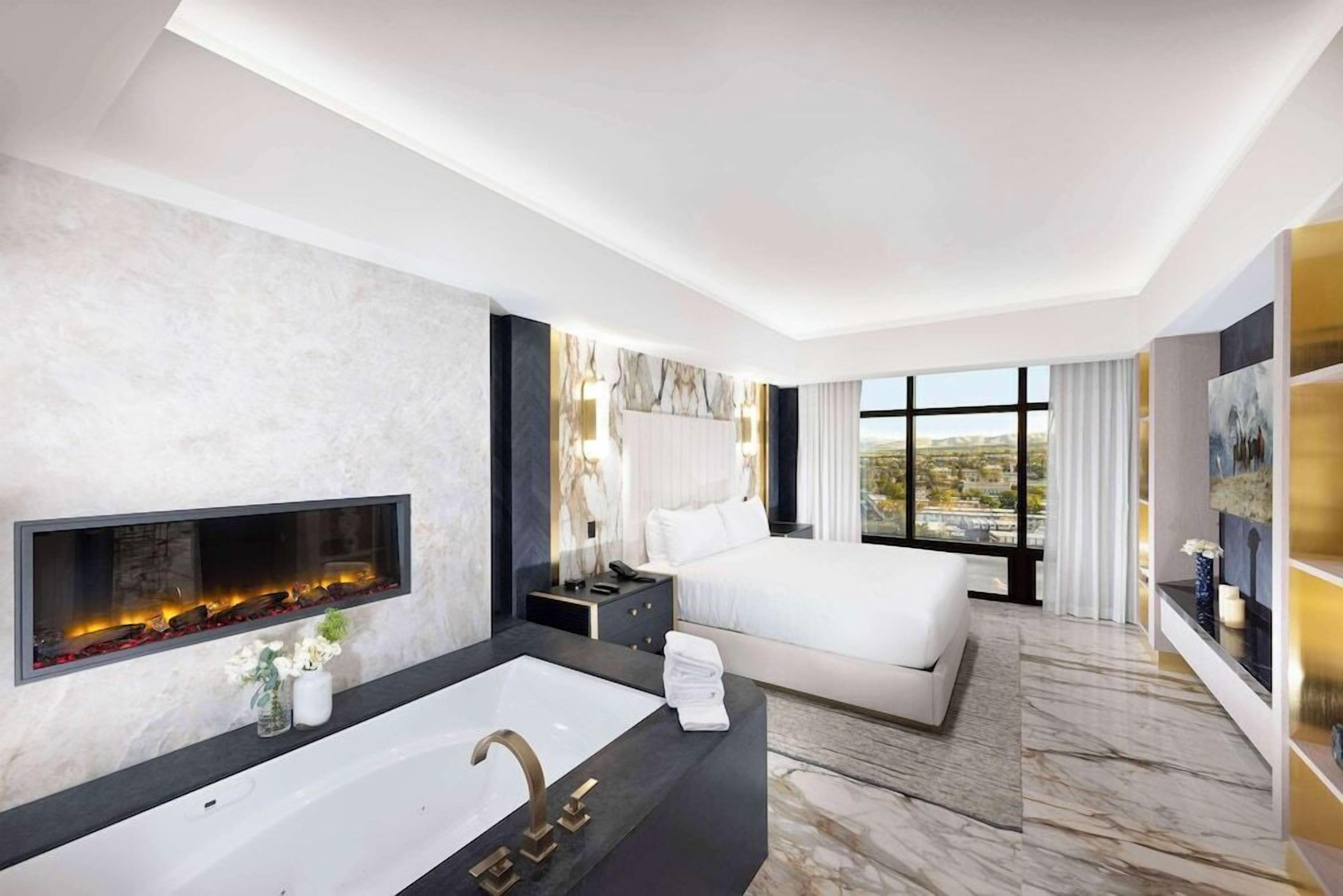 Luxe beddengoed, een kluis op de kamer, een bureau, een laptopwerkplek