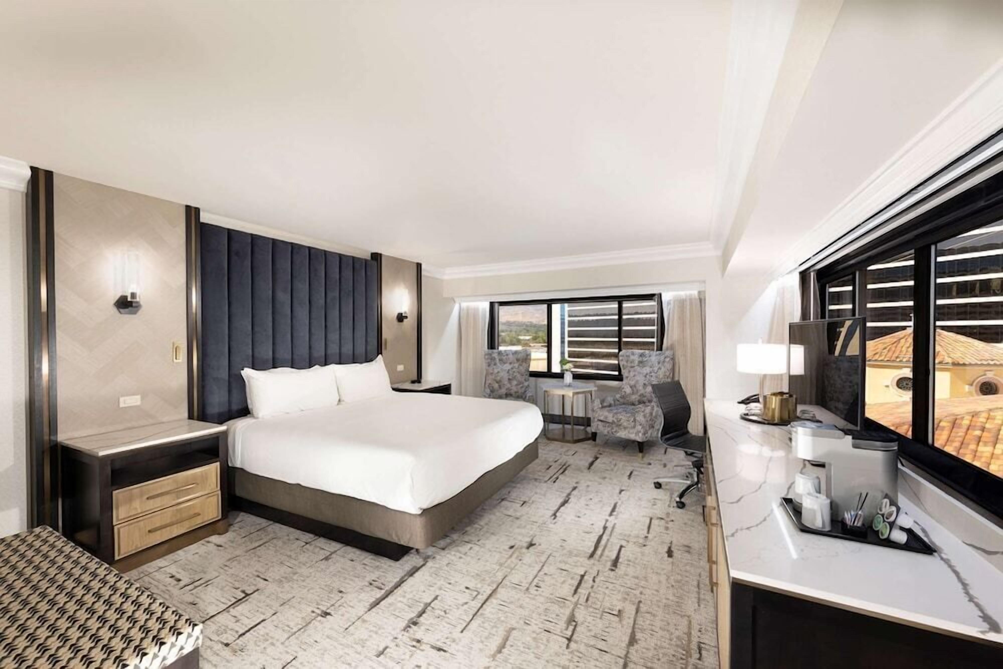 Luxe beddengoed, een kluis op de kamer, een bureau, een laptopwerkplek