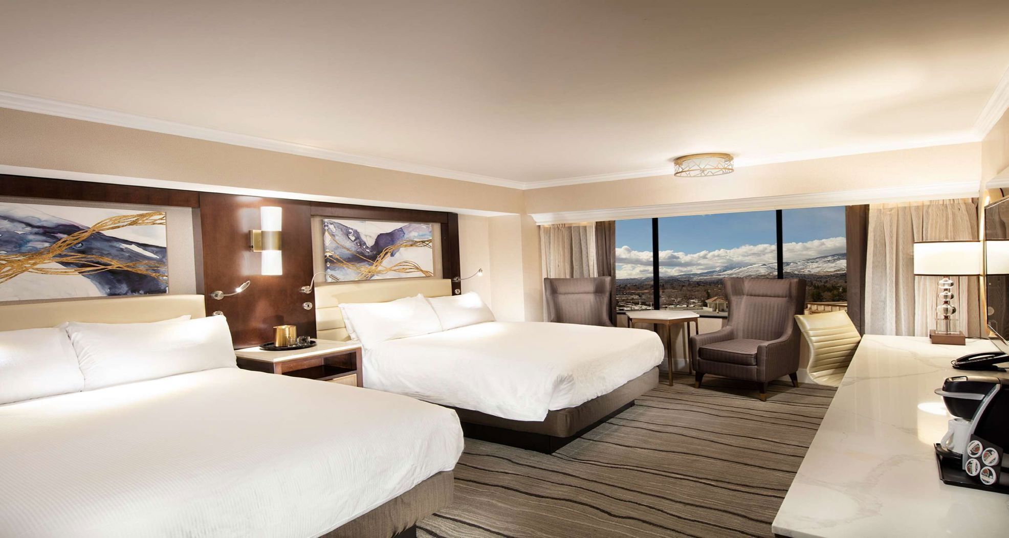 Luxe beddengoed, een kluis op de kamer, een bureau, een laptopwerkplek
