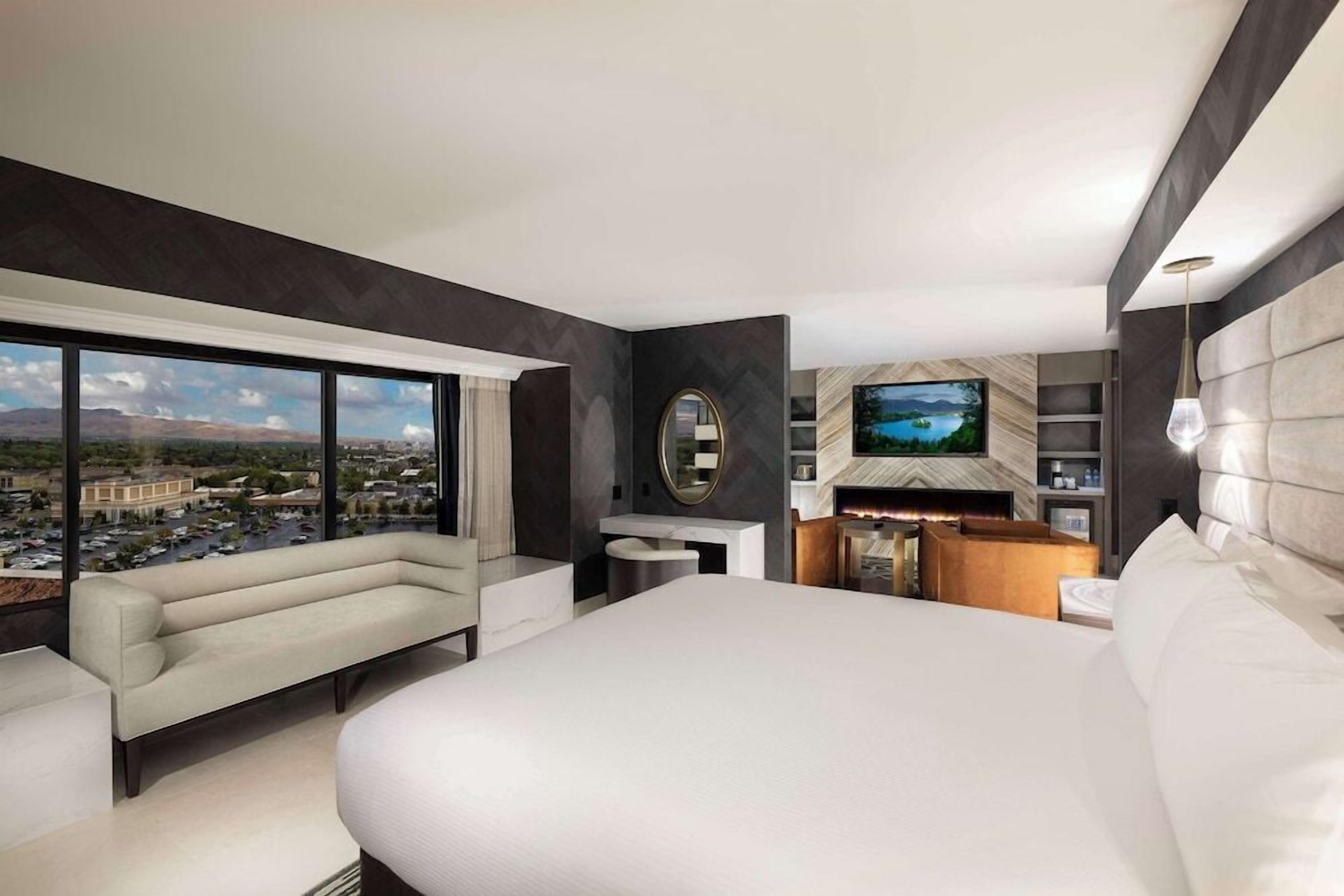 Luxe beddengoed, een kluis op de kamer, een bureau, een laptopwerkplek