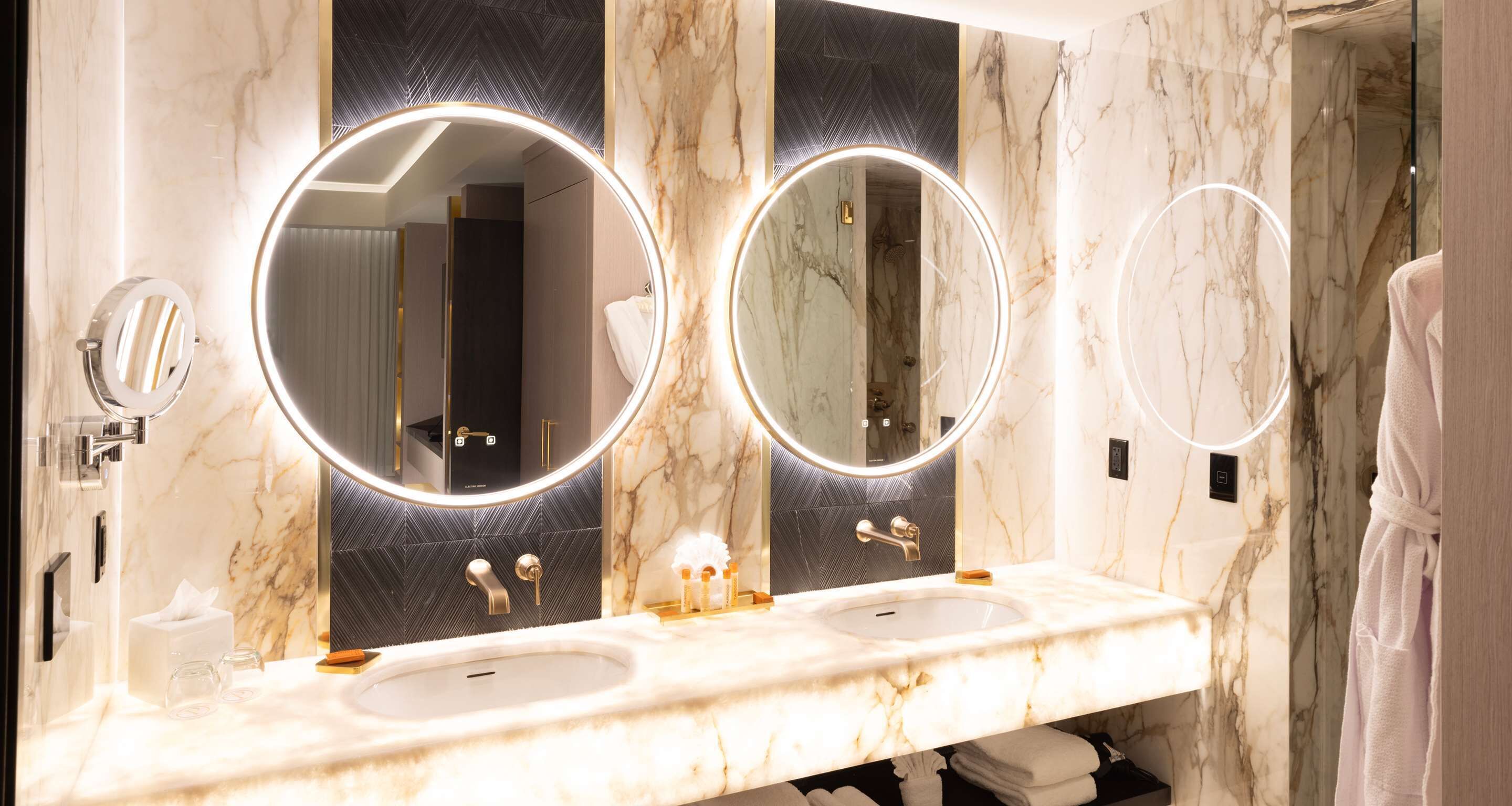 premium bedding, in-room safe, desk, laptop workspace