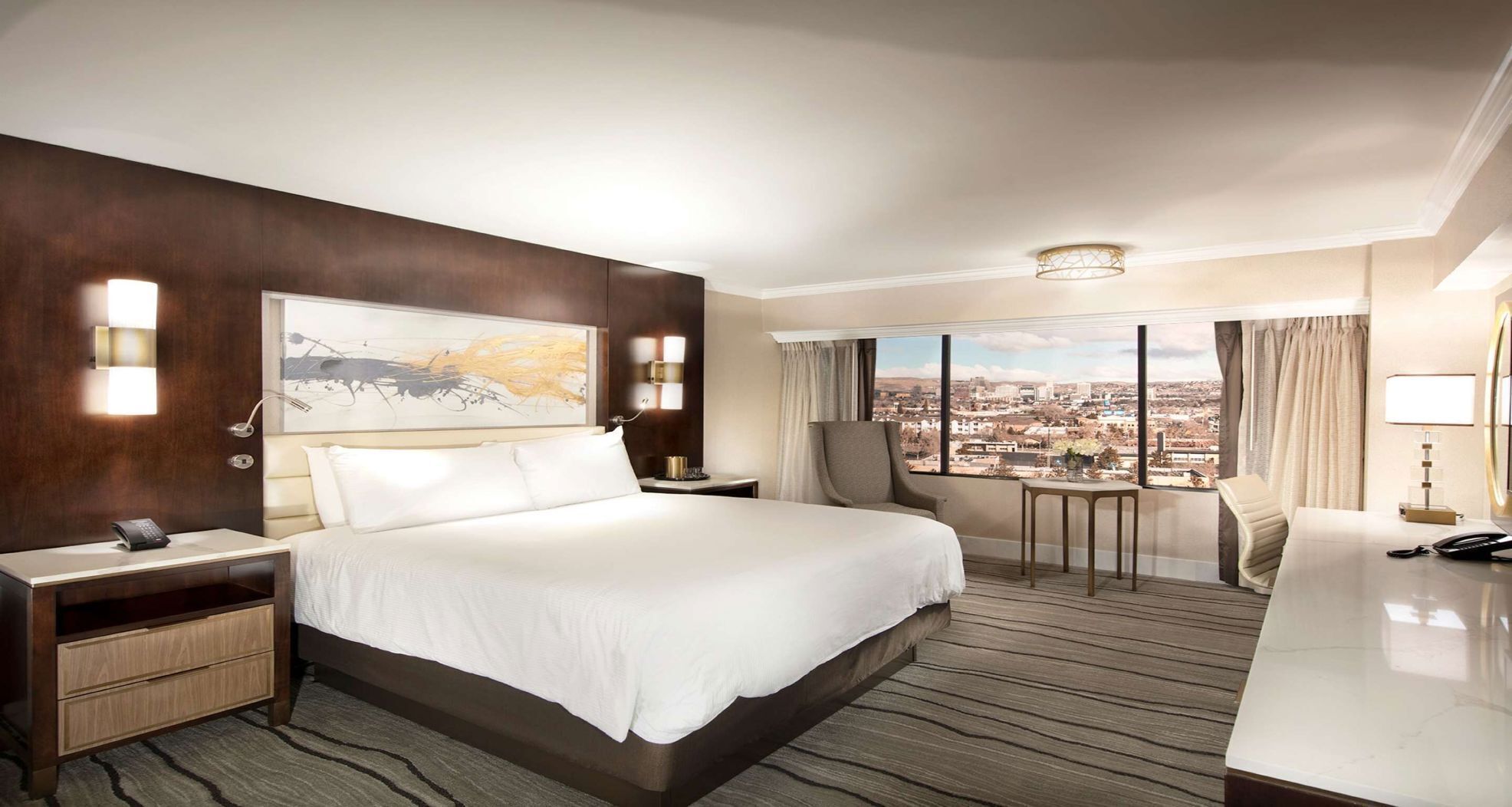 Luxe beddengoed, een kluis op de kamer, een bureau, een laptopwerkplek